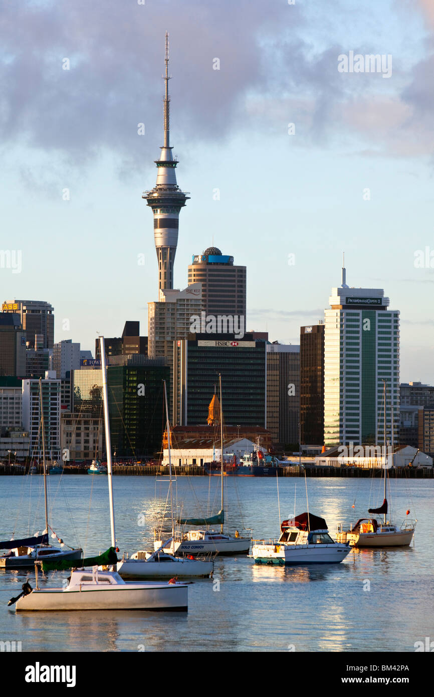 Auckland City skyline all'alba, visto da Devonport. Auckland, Isola del nord, Nuova Zelanda Foto Stock