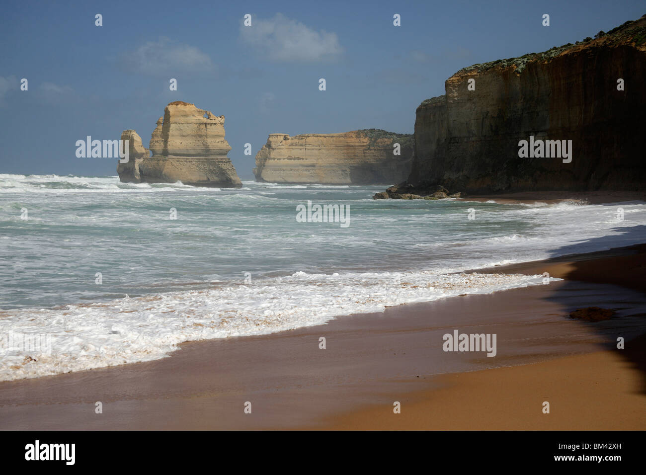 Spiaggia presso il famoso litorale con dodici Apostoli presso il Parco Nazionale di Port Campbell, Great Ocean Road, Victoria, Australia Foto Stock