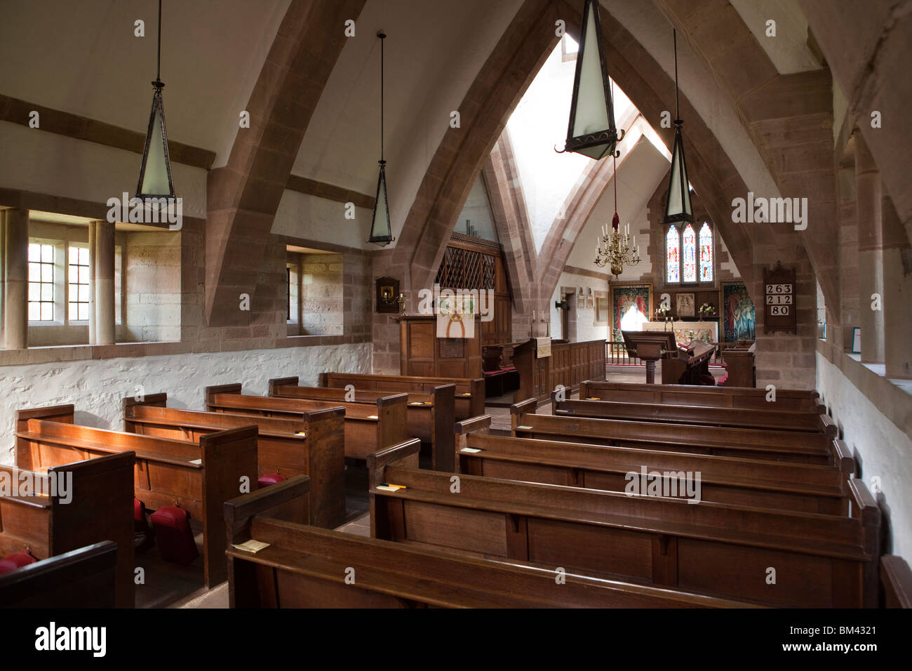 Regno Unito, Herefordshire, Brockhampton, tutti i Santi di arti e mestieri e Chiesa, interno, con Burne Jones tessili Foto Stock