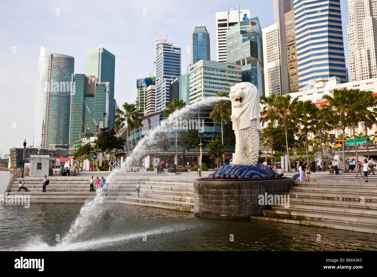 La statua Merlion e dello skyline della città, Esplanade, Singapore Foto Stock