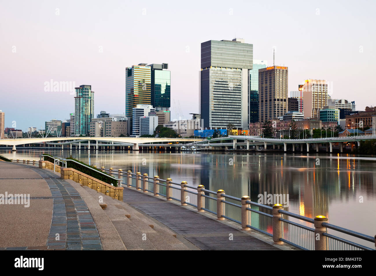 Vista dello skyline della citta' da South Bank Parklands all'alba. Brisbane, Queensland, Australia Foto Stock