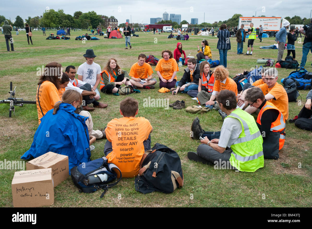 Gli osservatori legali incontrare per la discussione del clima Camp, Blackheath, Londra Foto Stock