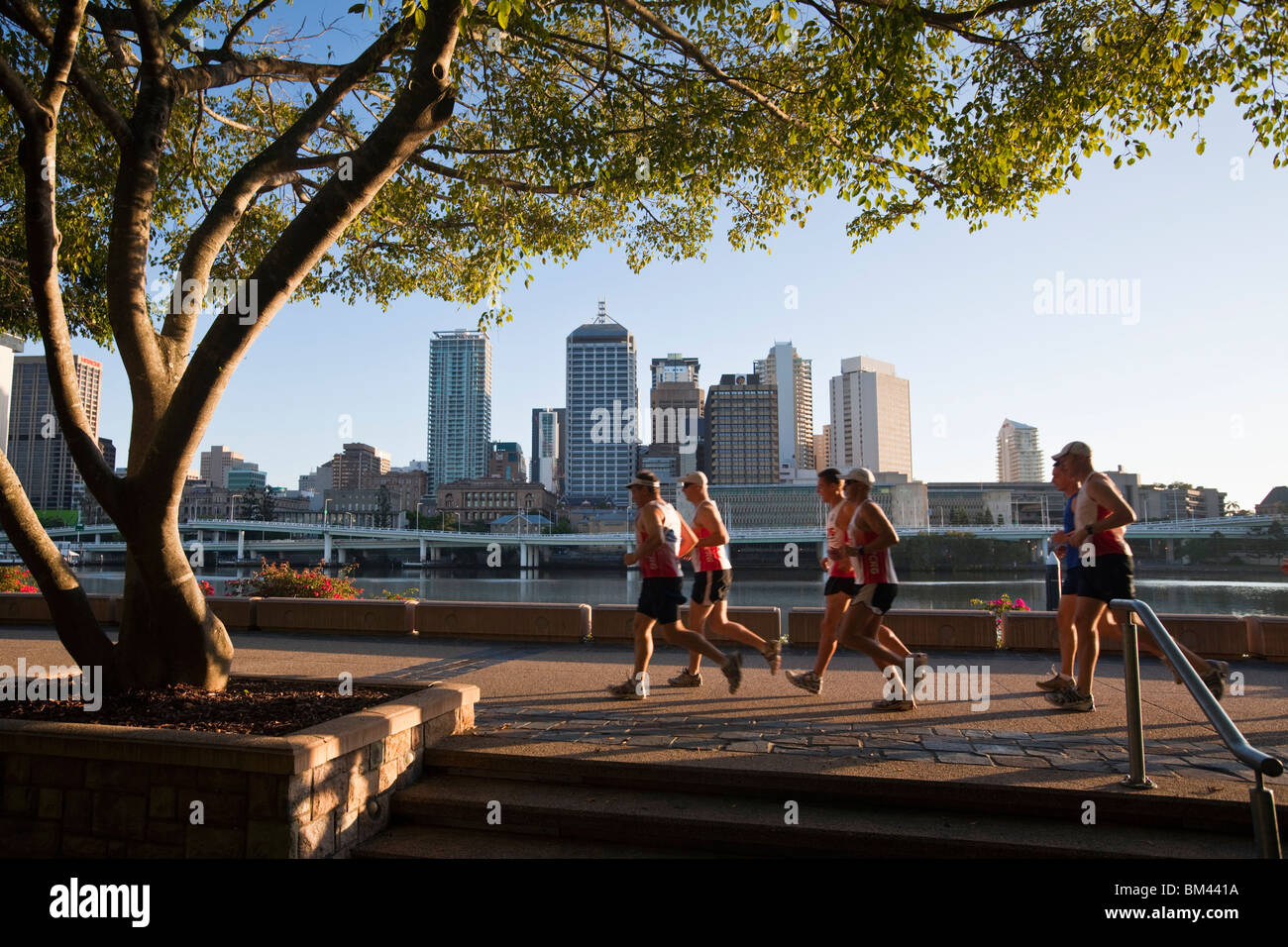Per chi ama fare jogging lungo il fiume al South Bank con lo skyline della città in background. Brisbane, Queensland, Australia Foto Stock