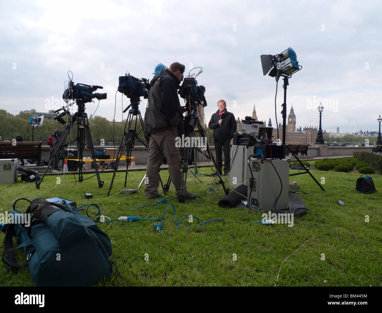 Il supporto al lavoro di fronte al Palazzo del Parlamento vicino alle elezioni generali del tempo Foto Stock