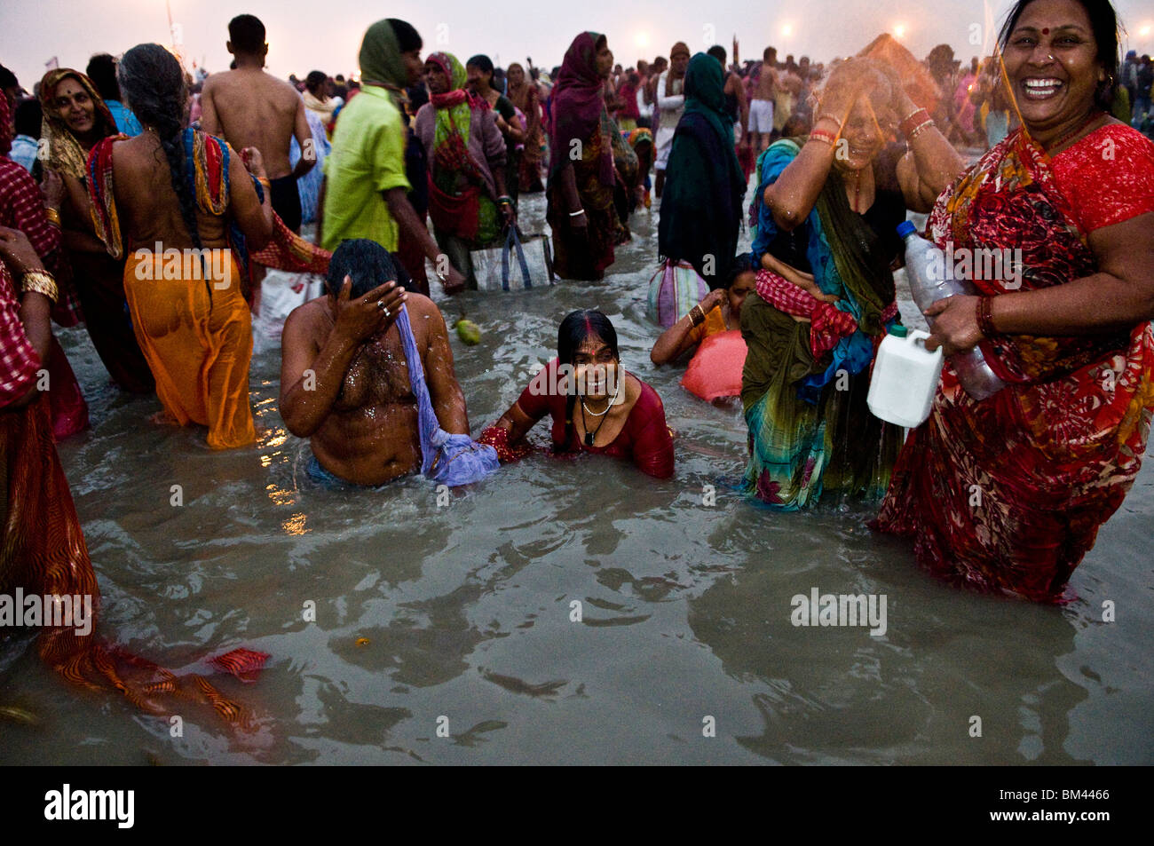 Pellegrini bagno nell'acqua santa di Gangasagar isola nel Bengala occidentale. Foto Stock