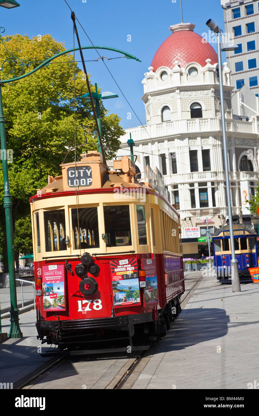 Città in tram in Piazza del Duomo. Christchurch, Canterbury, Isola del Sud, Nuova Zelanda Foto Stock