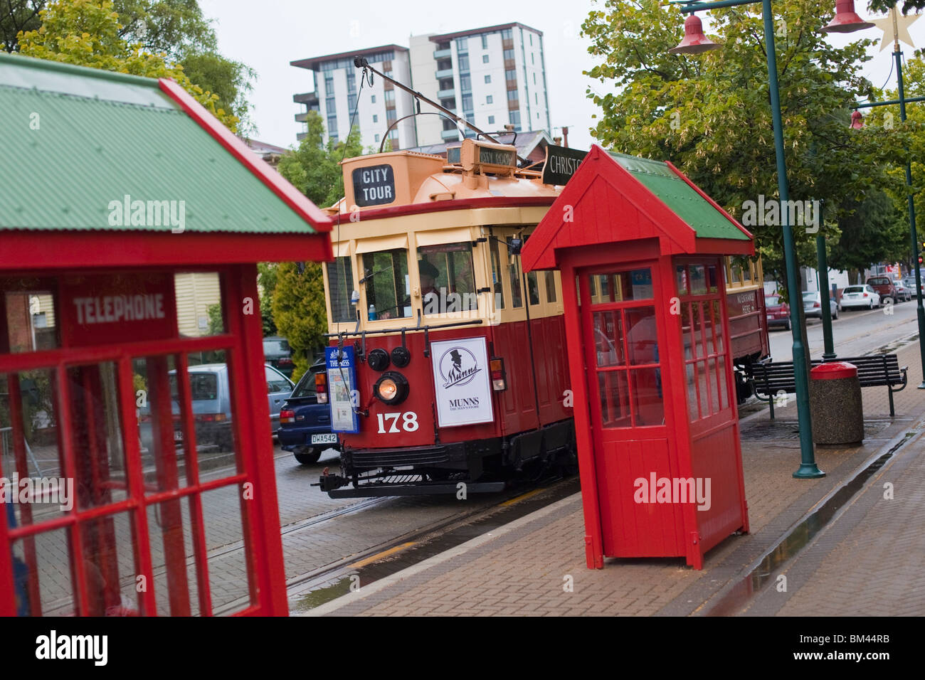 Tram e in vecchio stile le cabine telefoniche. Christchurch, Canterbury, Isola del Sud, Nuova Zelanda Foto Stock