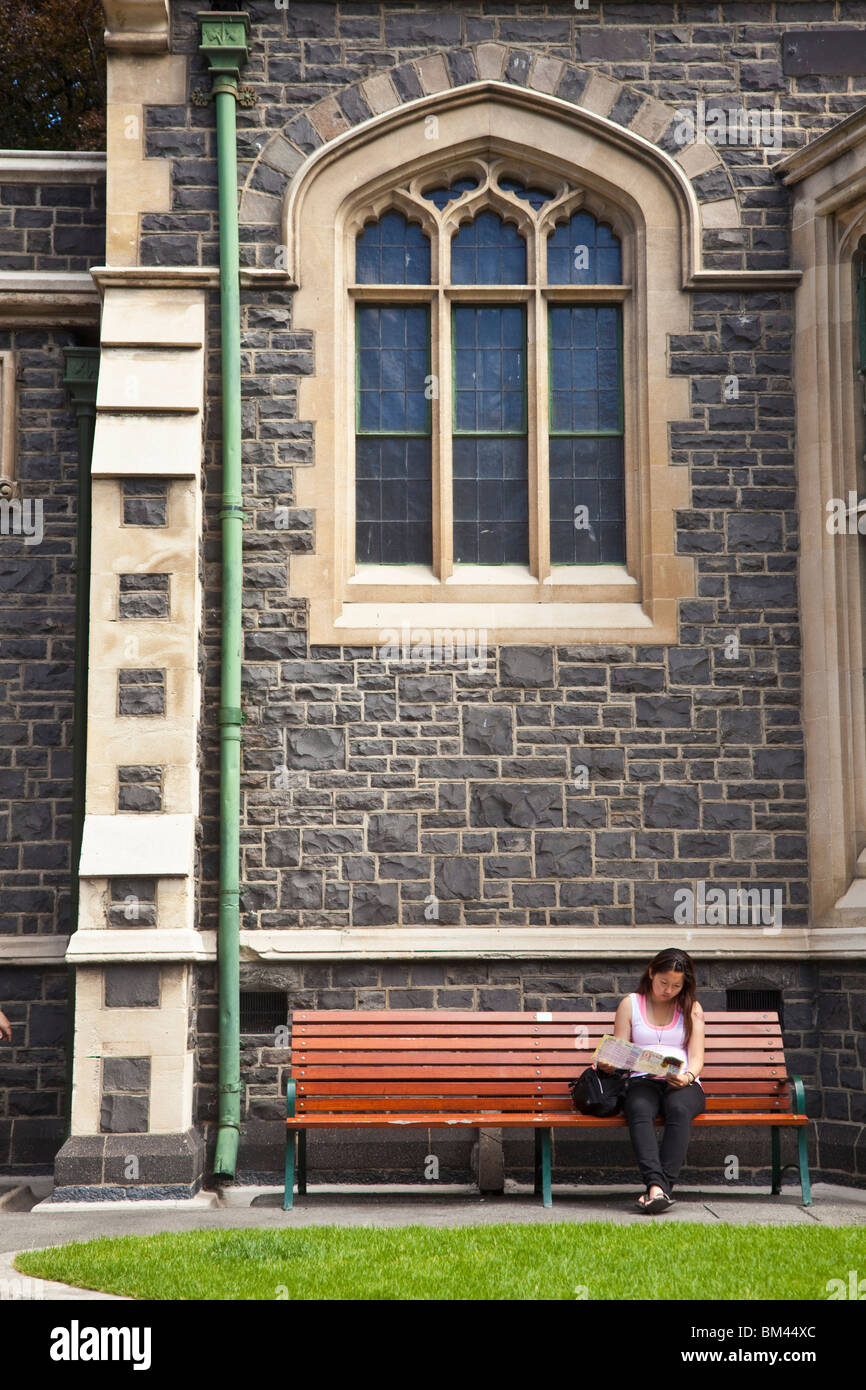 Un turista si trova nel cortile del Centro delle Arti. Christchurch, Canterbury, Isola del Sud, Nuova Zelanda Foto Stock