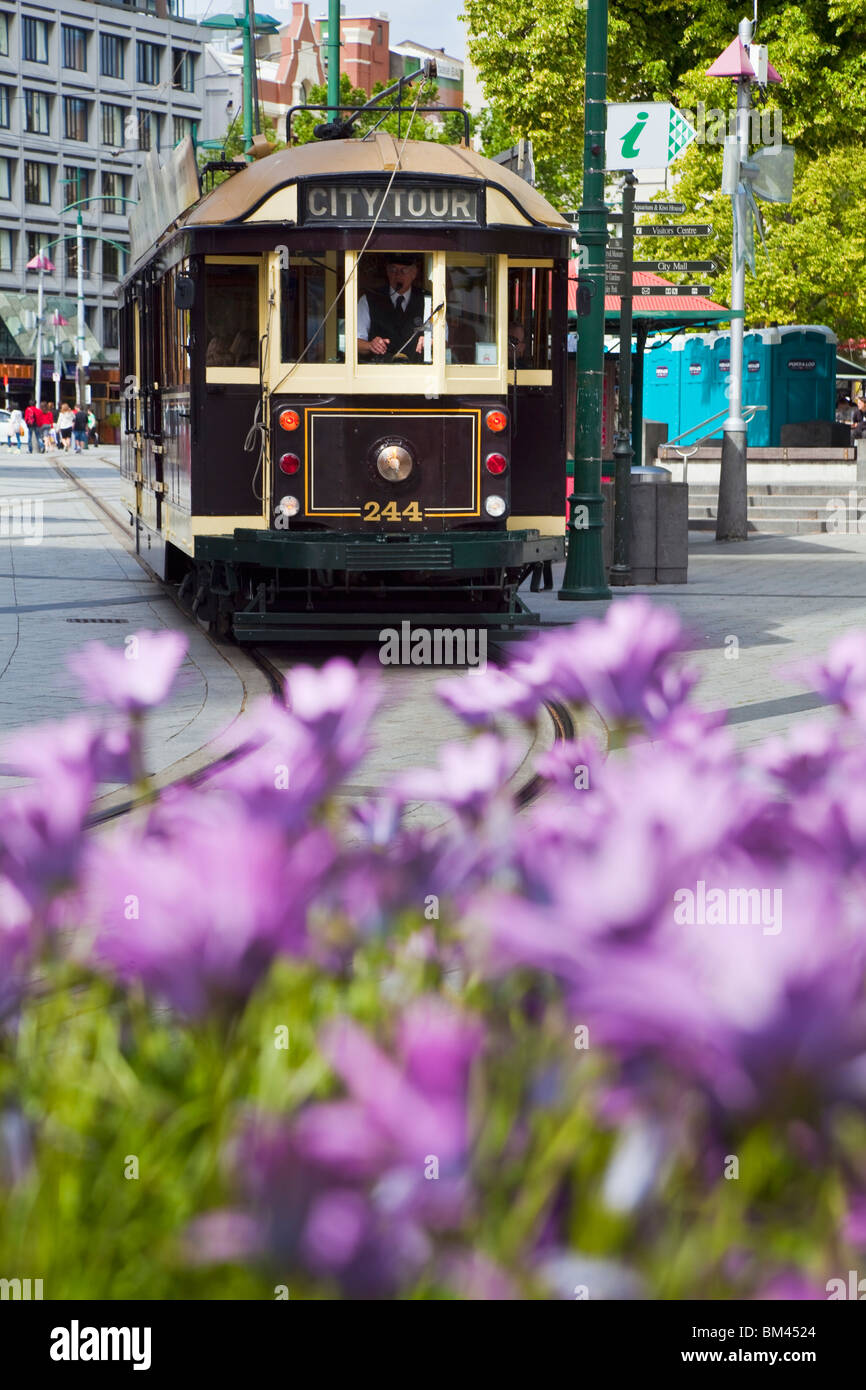 Città in tram in Piazza del Duomo. Christchurch, Canterbury, Isola del Sud, Nuova Zelanda Foto Stock