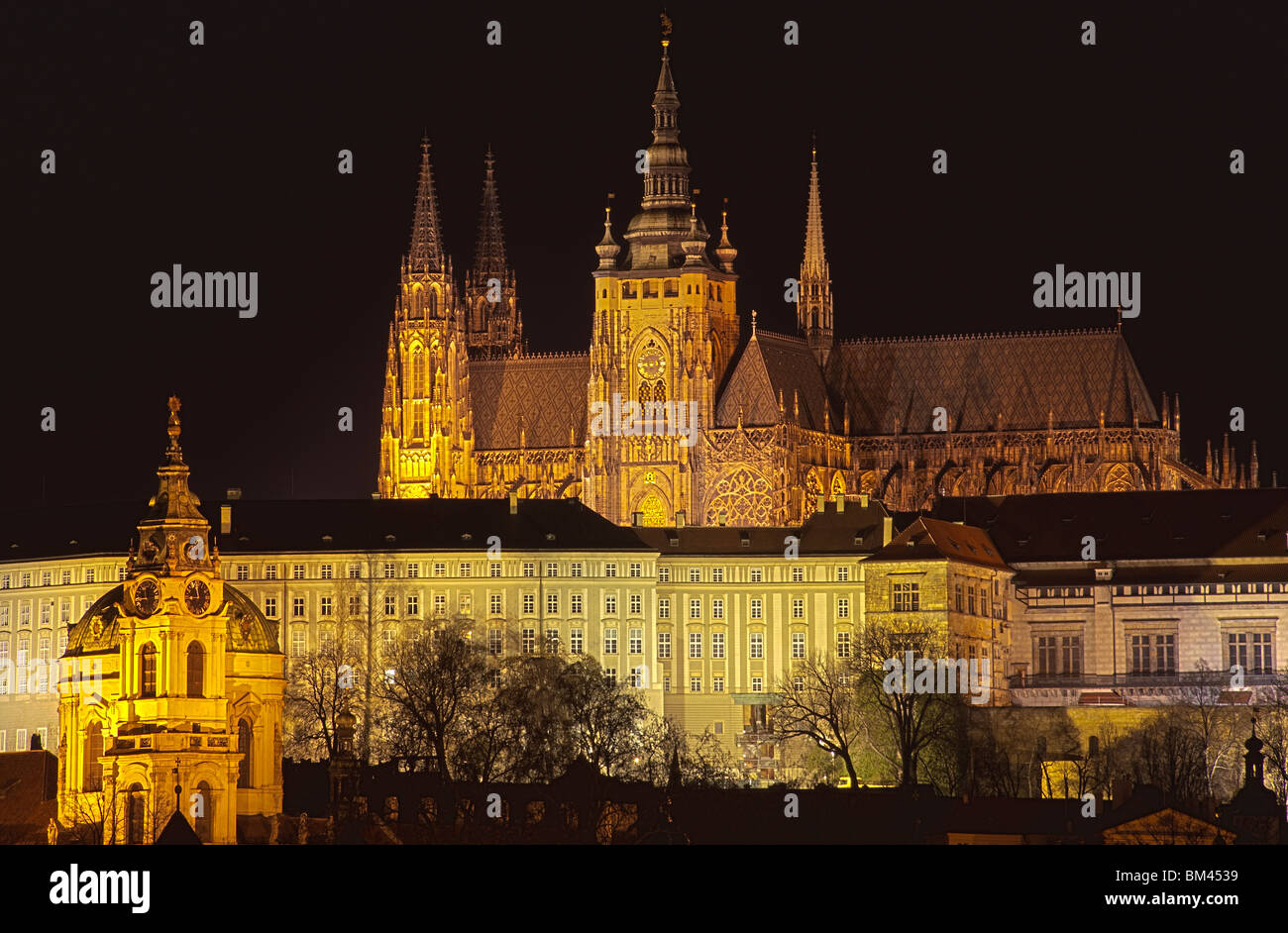 Vista di Praga, che si affaccia su un piccolo Quartiere (Mala Strana) verso la cattedrale del castello. Foto Stock