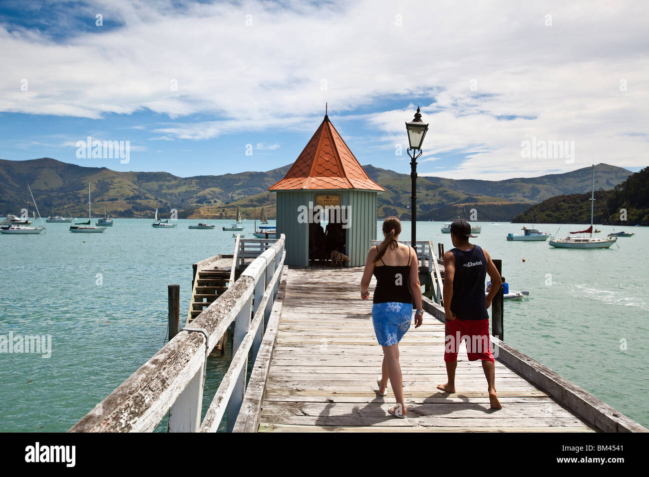 Il Daly Wharf in costiera township di Akaroa, Penisola di Banks, Canterbury, Isola del Sud, Nuova Zelanda Foto Stock