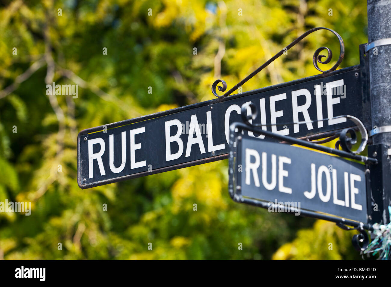 Francese street sign in costiera township di Akaroa, Penisola di Banks, Canterbury, Isola del Sud, Nuova Zelanda Foto Stock