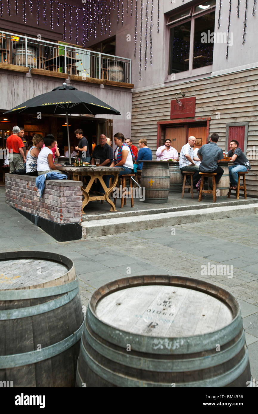 La croce gialla bar sulla piazza Sol. Christchurch, Canterbury, Isola del Sud, Nuova Zelanda Foto Stock