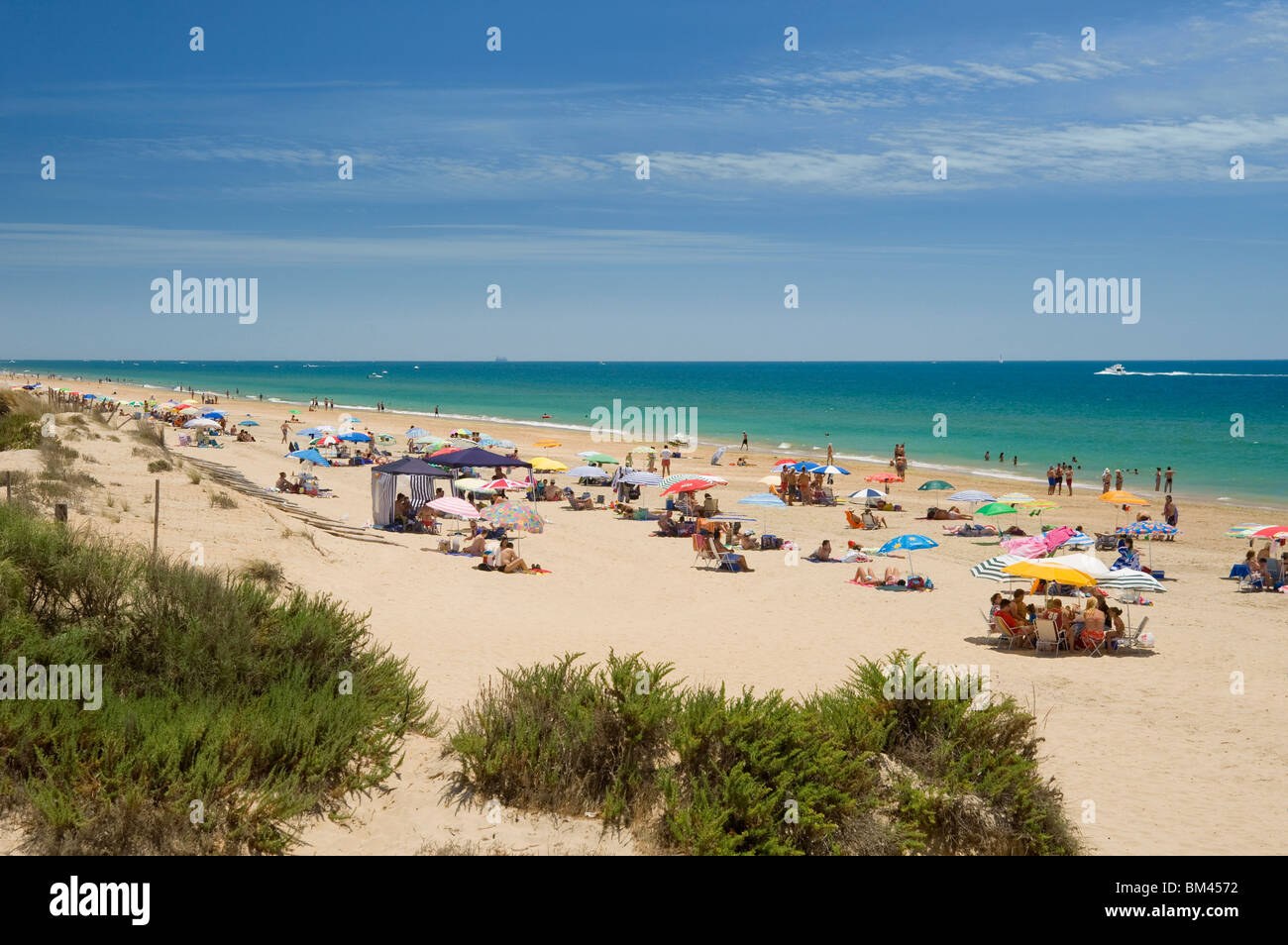Spagna, Andalusia, Costa de la Luz, spiaggia in estate tra Punta Umbria e El Rompido, vicino a El Portil Foto Stock