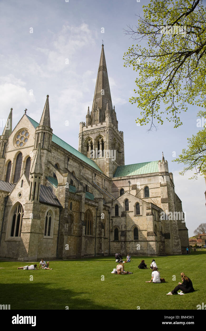 Le persone aventi un pranzo picnic sul prato di fronte al XI secolo Cattedrale di Chichester, West Sussex, in Inghilterra. Foto Stock