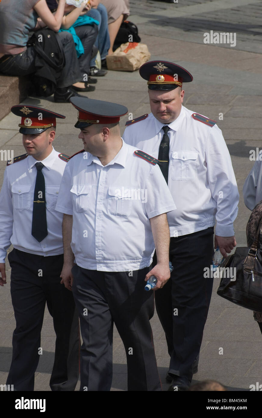 Mosca tre funzionari di polizia in camice bianco Foto Stock