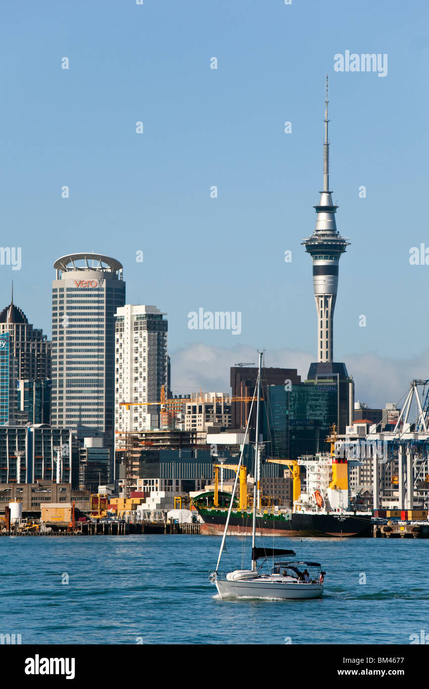 Barca sul porto di Waitemata con lo skyline della città in background. Auckland, Isola del nord, Nuova Zelanda Foto Stock