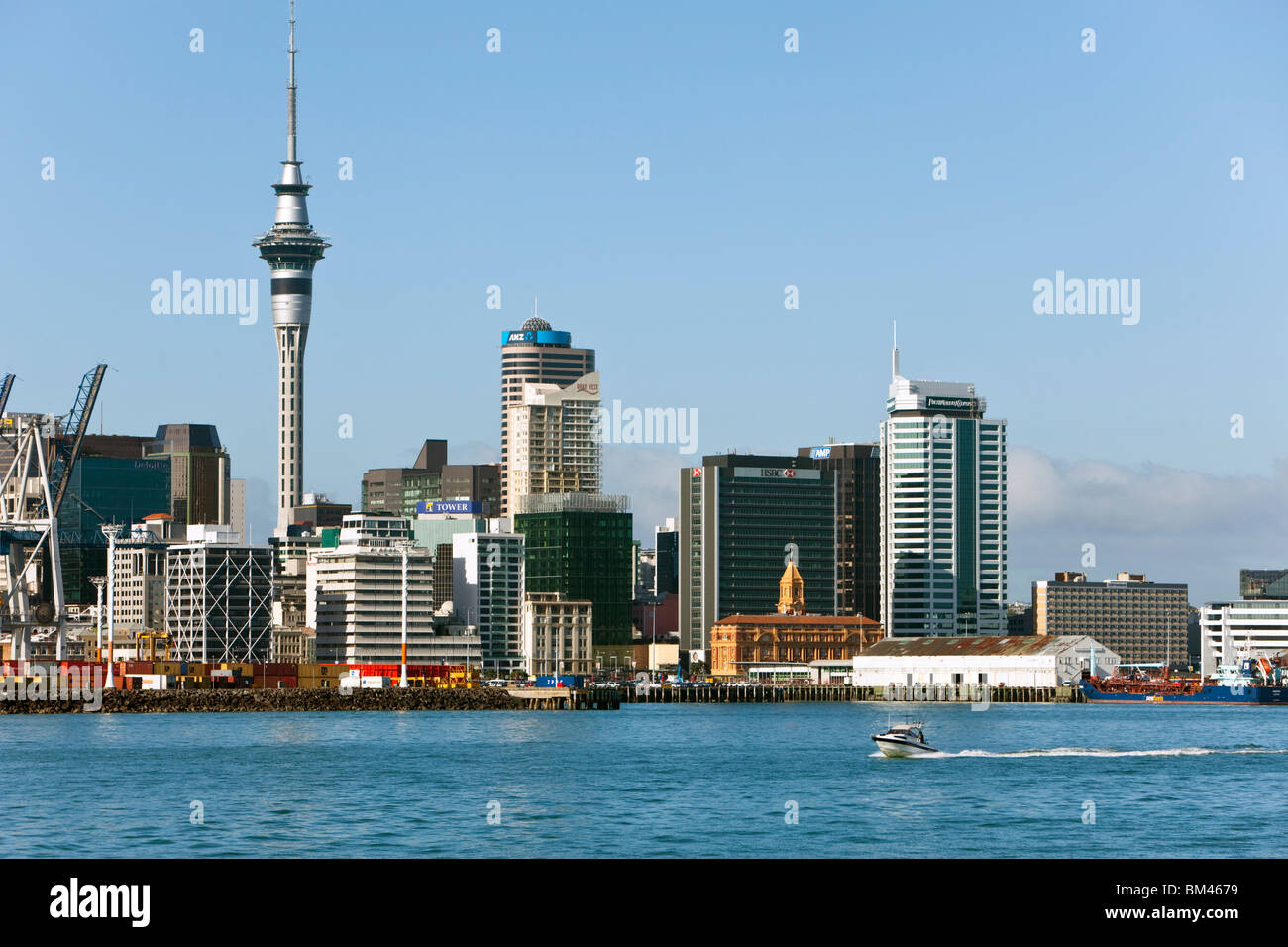 Barca sul porto di Waitemata con lo skyline della città in background. Auckland, Isola del nord, Nuova Zelanda Foto Stock