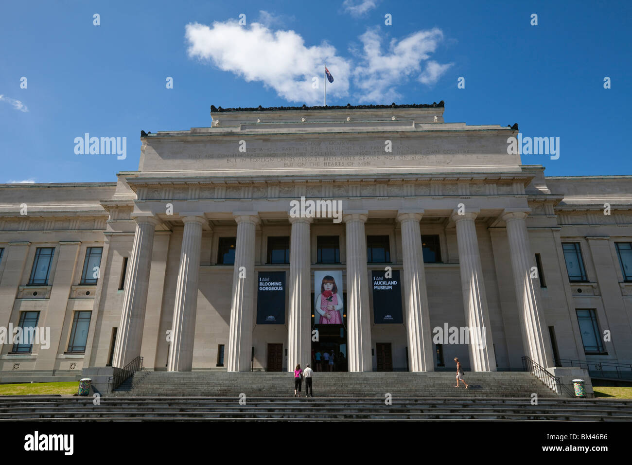 I visitatori sui gradini del Auckland War Memorial Museum, nell'Auckland Domain. Auckland, Isola del nord, Nuova Zelanda Foto Stock