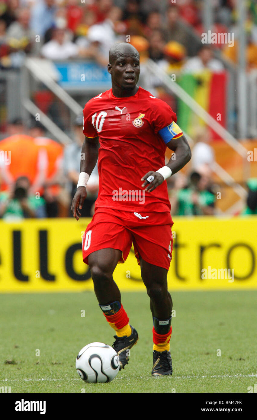 Stephen Appiah di Ghana in azione durante una 2006 della Coppa del Mondo FIFA Football match contro gli Stati Uniti il 22 giugno 2006. Foto Stock