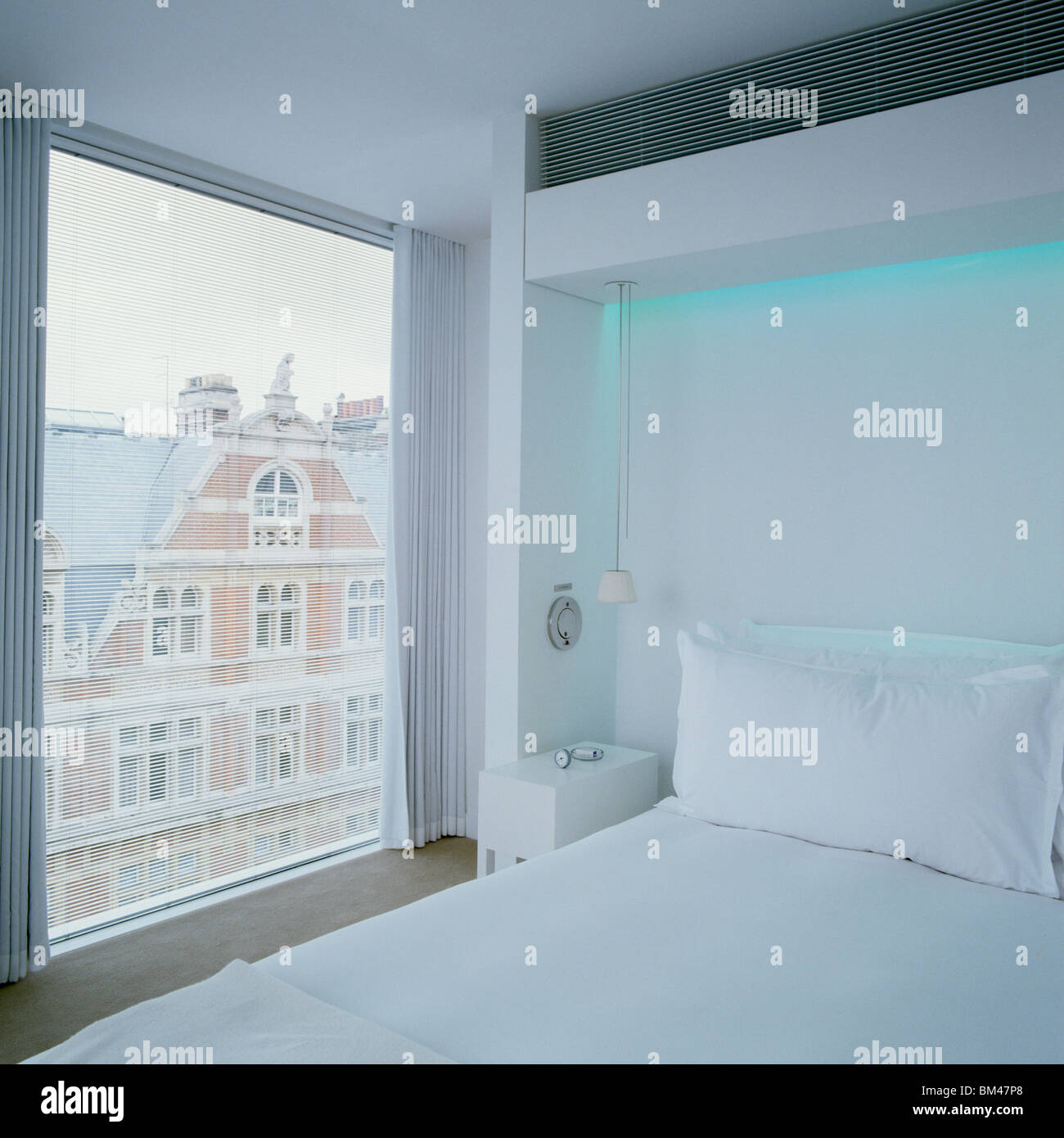 Il minimo white hotel camera da letto finestra e progettato da Philippe Starck, St Martins Lane Hotel, Londra Foto Stock