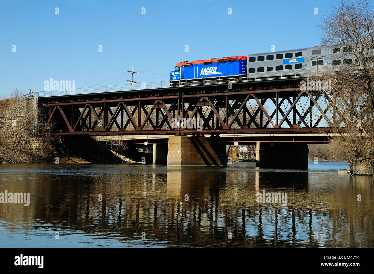 Metra treno dei pendolari sul ponte sul fiume Fox, Illinois, Stati Uniti d'America Foto Stock