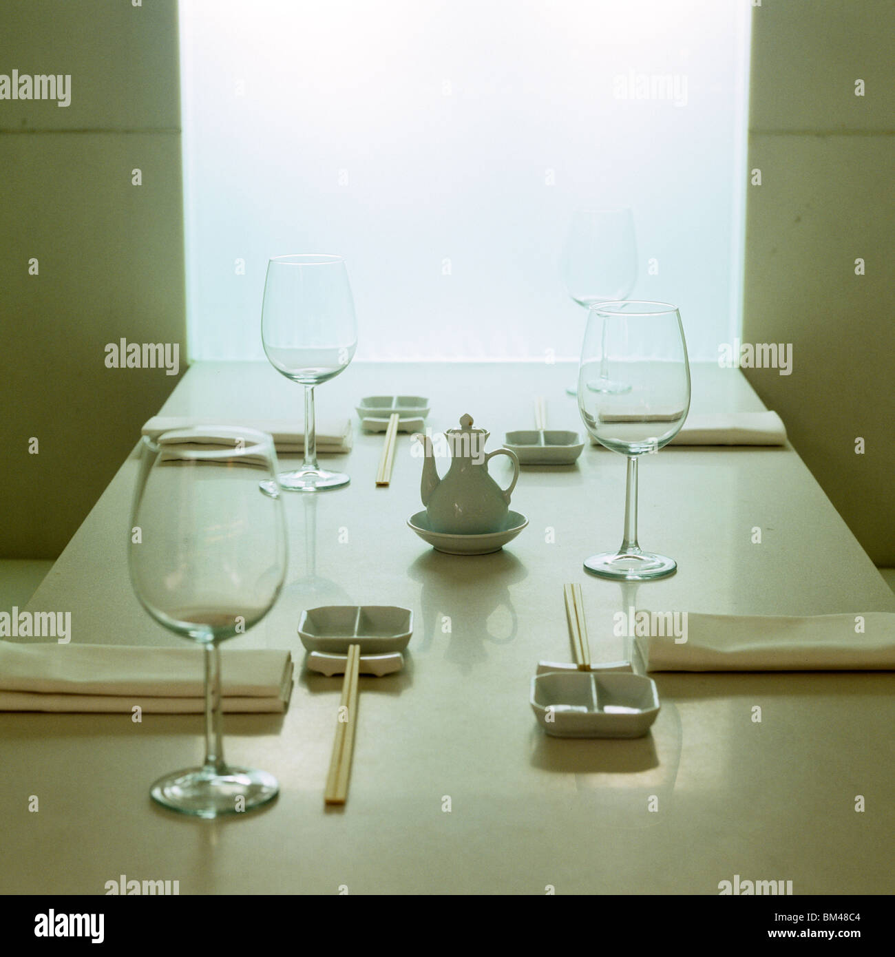 Di cui ristorante tabella; design di Philippe Starck, St Martins Lane Hotel, Londra Foto Stock