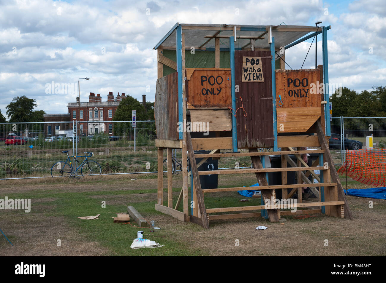 Un elevato 'stately loo' o 'Poo con vista al clima Camp, Blackheath con la Ganger's House dietro Foto Stock