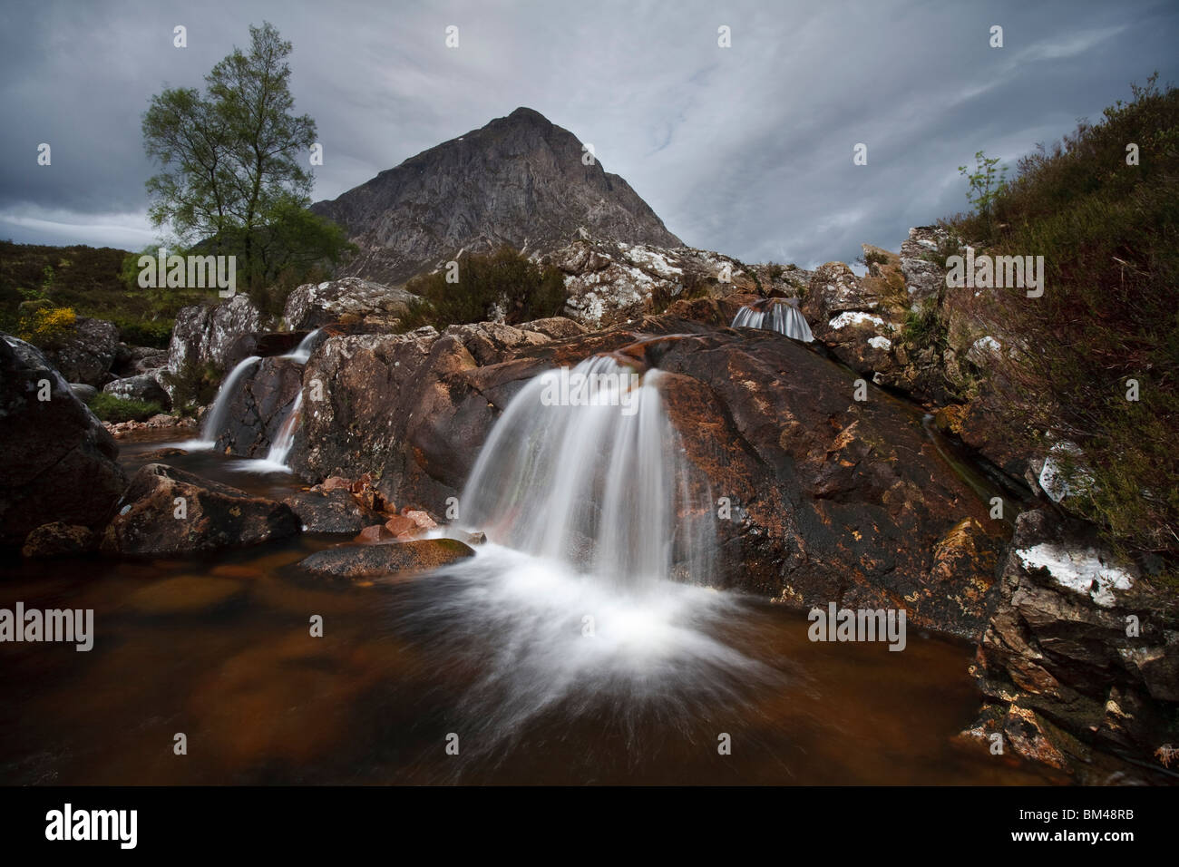 La cascata e Dearg Stob, Buachaille Etive Mòr. Foto Stock