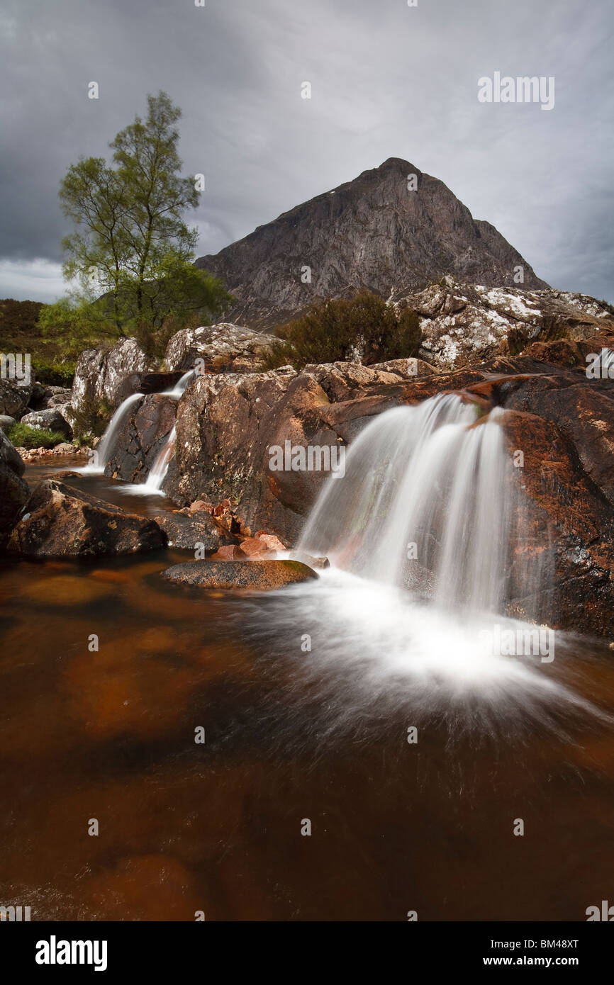 La cascata e Dearg Stob, Buachaille Etive Mòr. Foto Stock