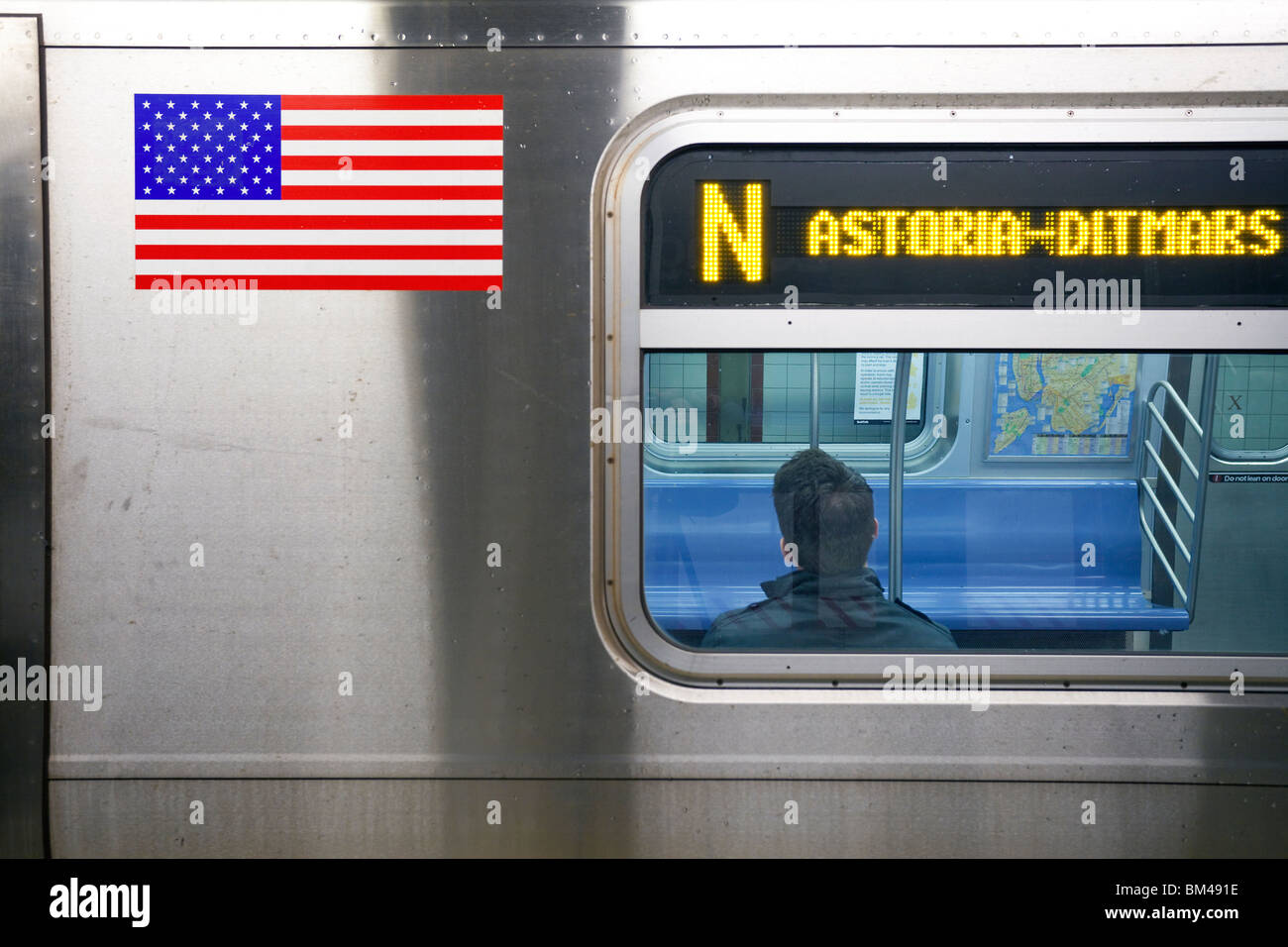 Stati Uniti d'America, New York New York City, Manhattan, stazione metropolitana e treno in movimento Foto Stock