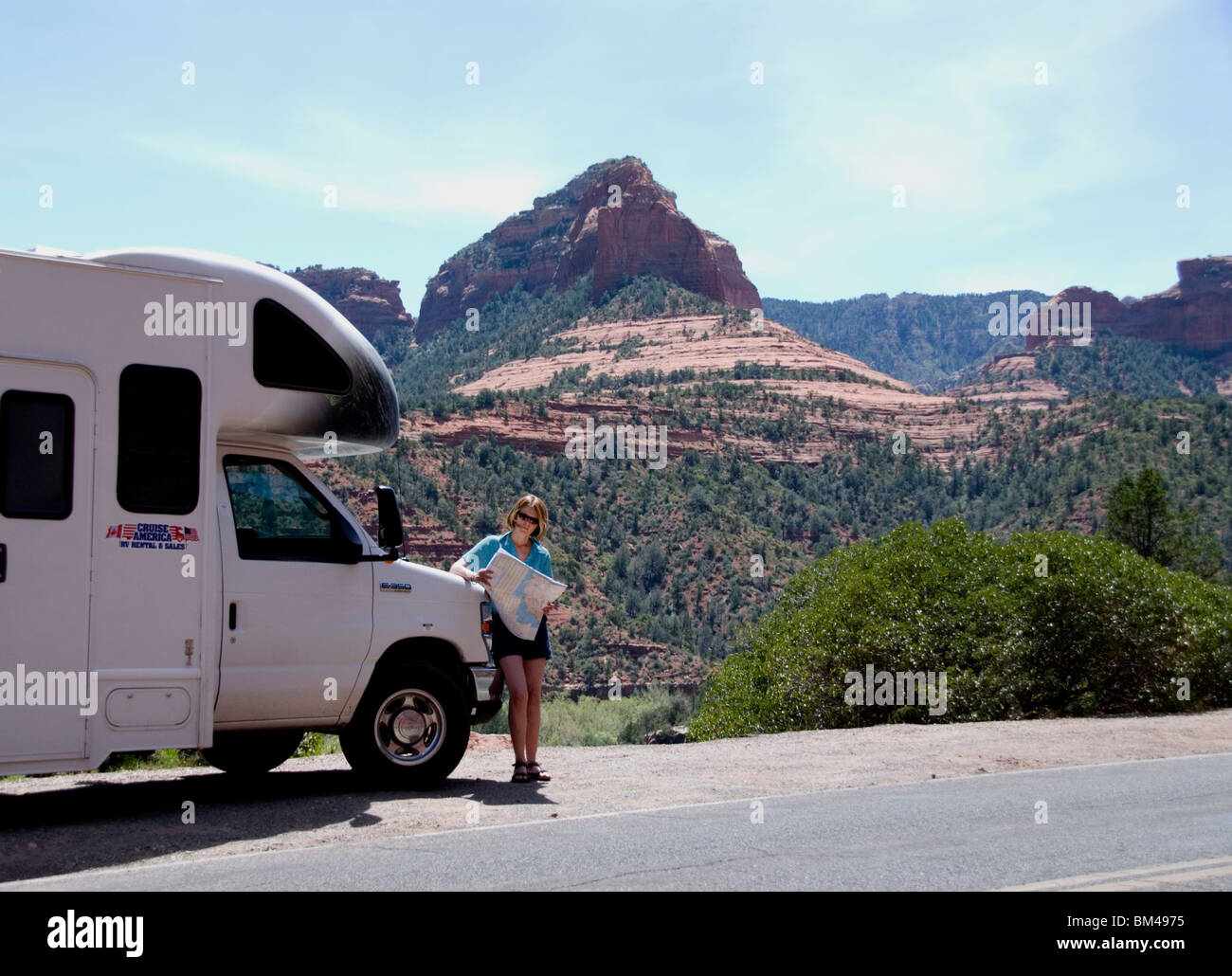 Donna mappa di lettura affittato RV veicolo ricreativo Cruise America in Oak Creek Canyon Sedona in Arizona USA Kimberly Paumier MR Foto Stock