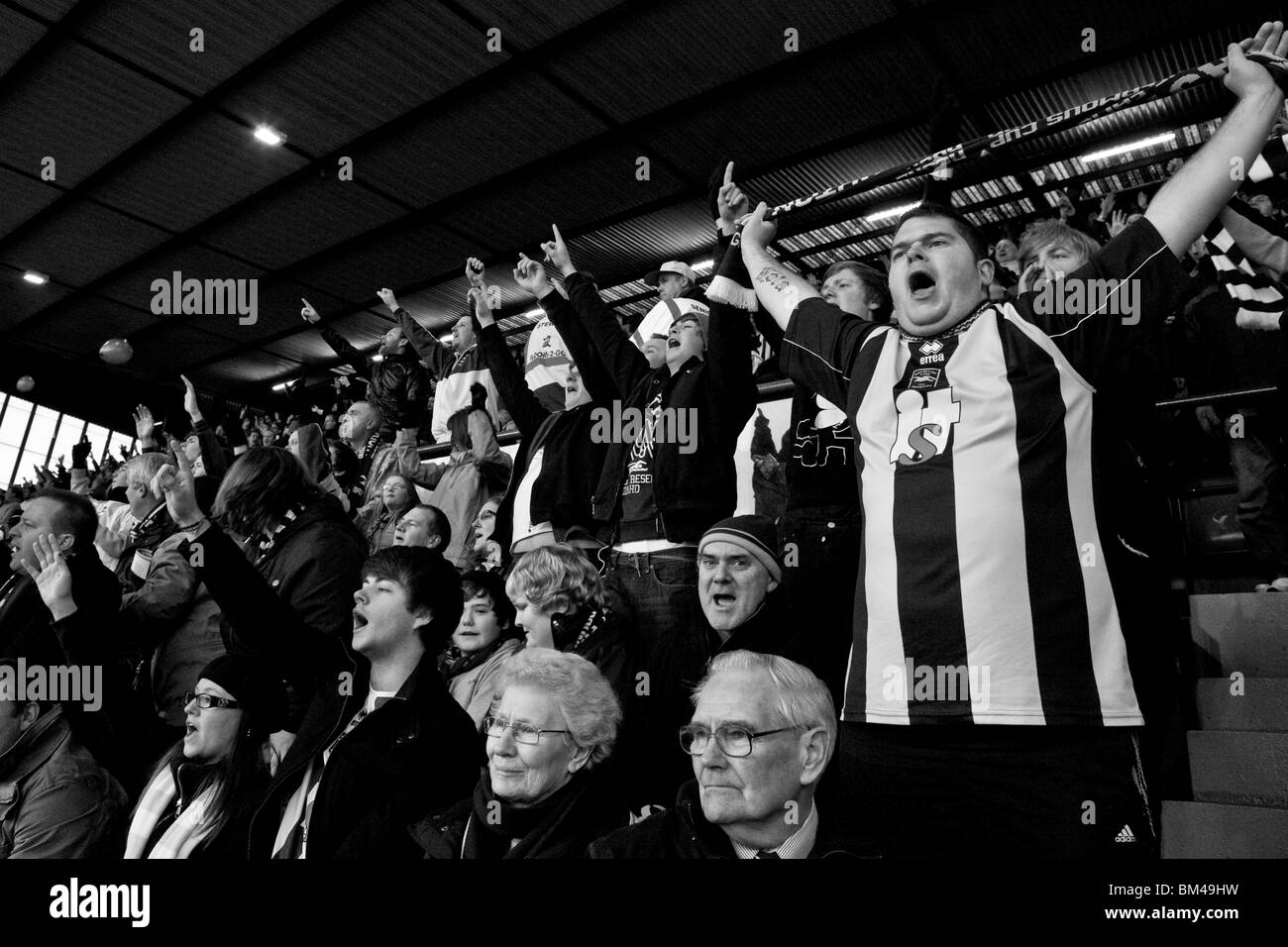 Brighton e Hove Albion sostenitori allietare il loro team durante un FA cup match contro Aston Villa Foto Stock