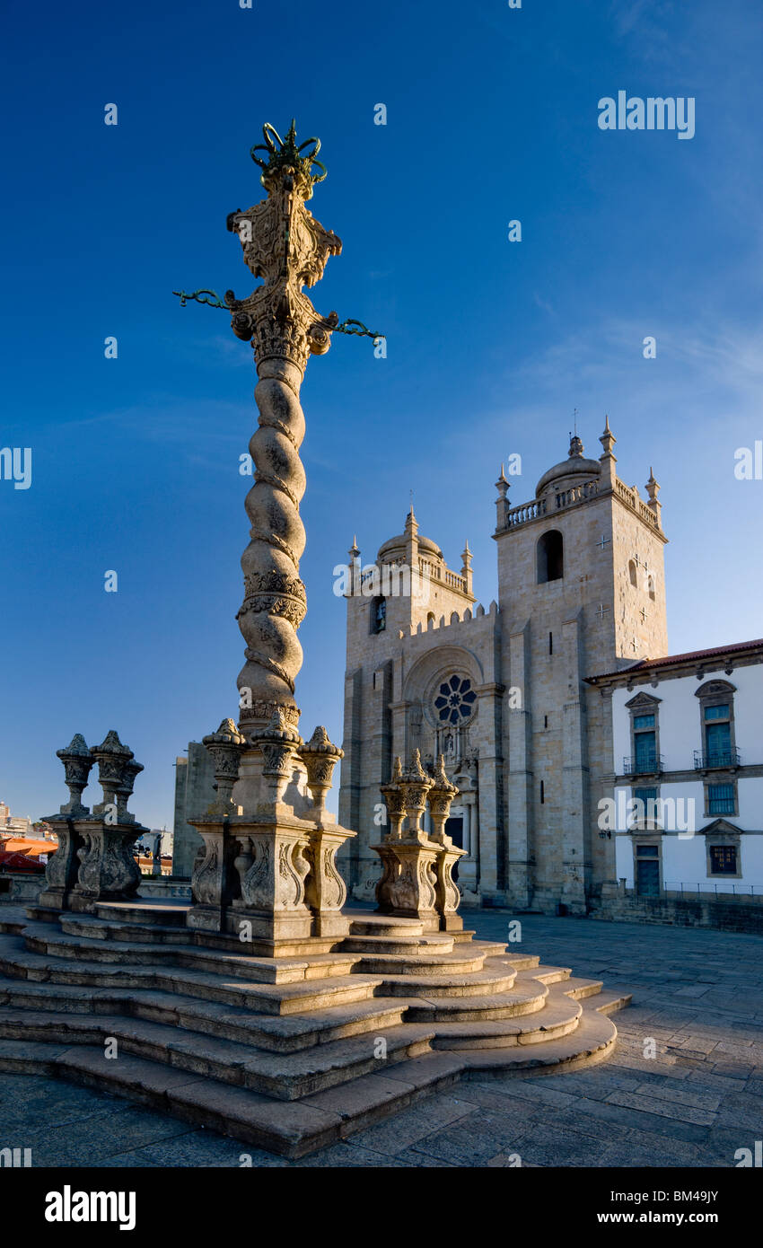 Il Portogallo, Porto, la gogna ornati (pelourinho) Di fronte alla Cattedrale, nel Terreiro da sé Foto Stock