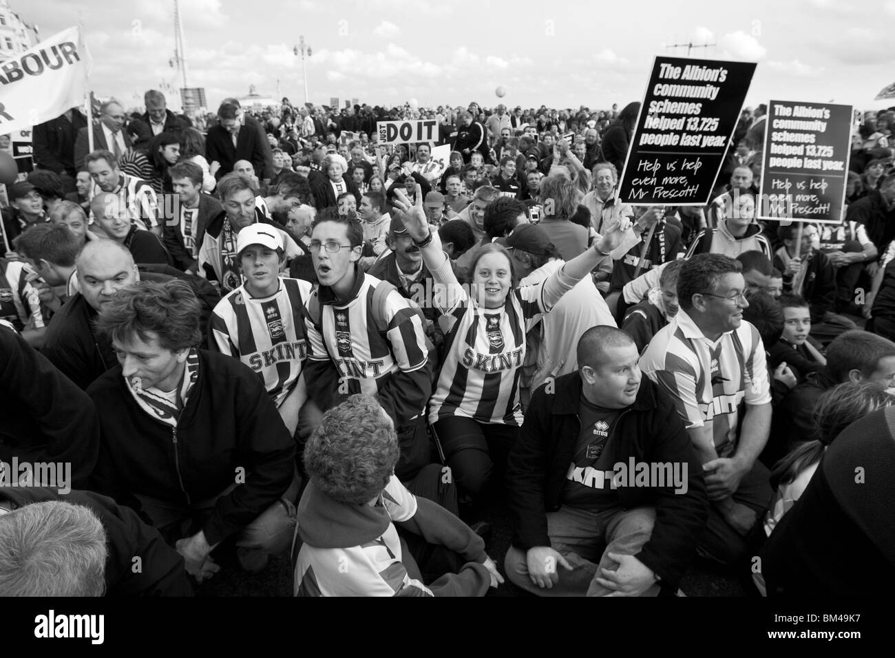Brighton and Hove Albion Football Supporters marzo su in occasione del congresso del partito laburista la Brighton a sostegno di un nuovo stadio a Falmer Foto Stock