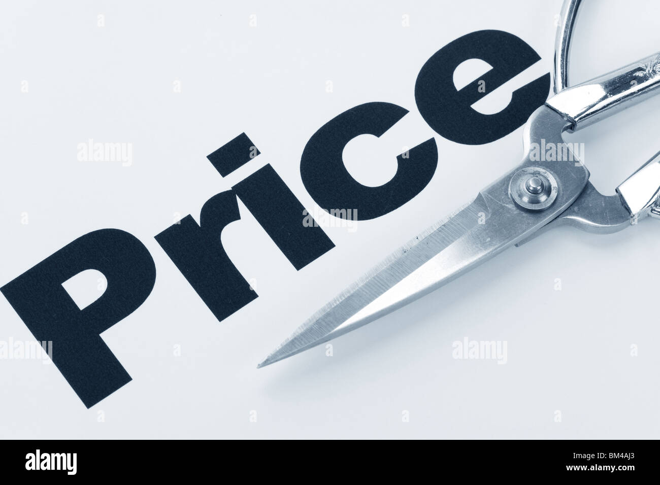 Testo di prezzo e forbici, concetto di riduzione di prezzo Foto Stock