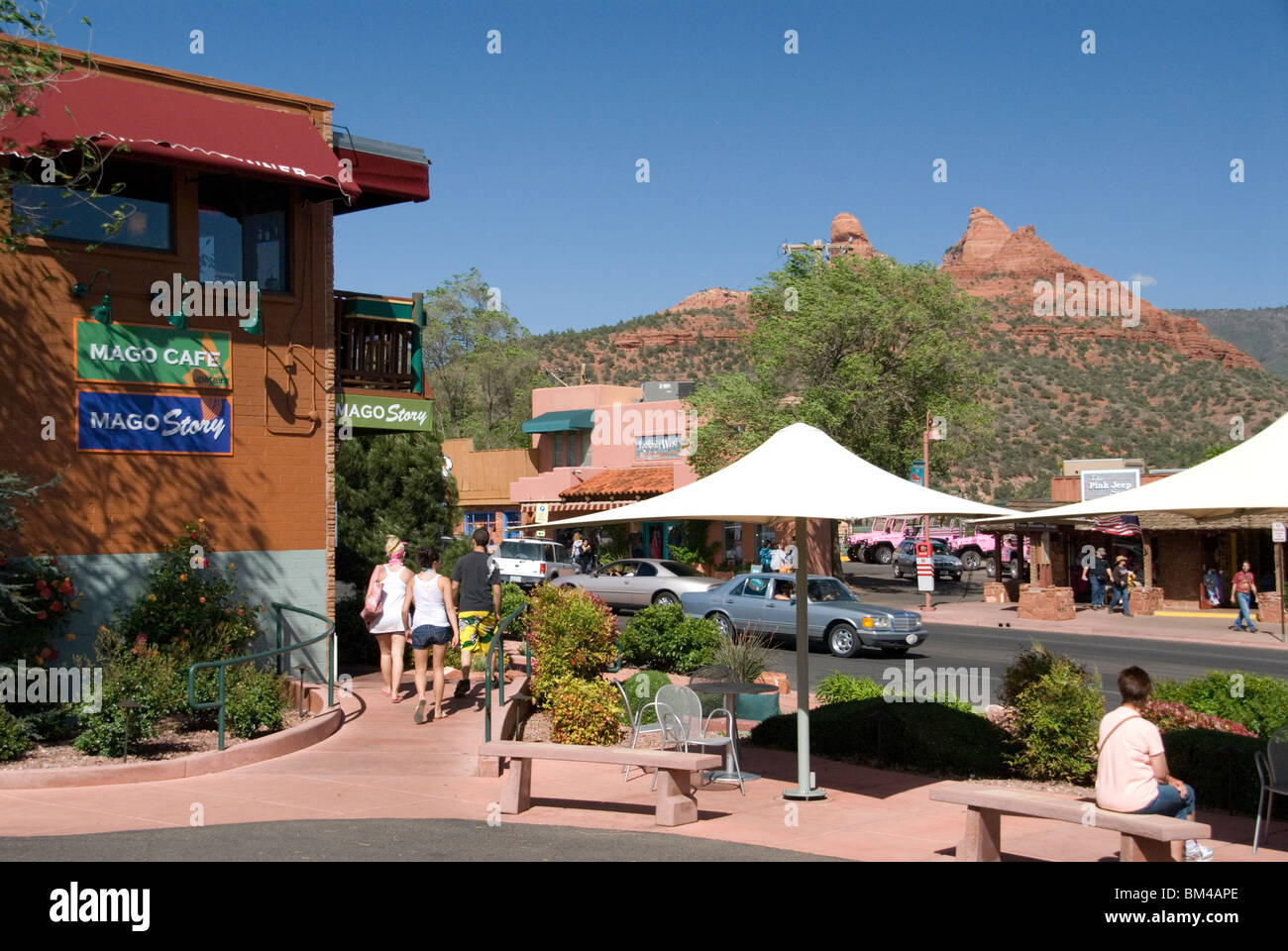 Negozi di shopping in via principale autostrada 89A attraverso la città di Sedona in Arizona USA Foto Stock