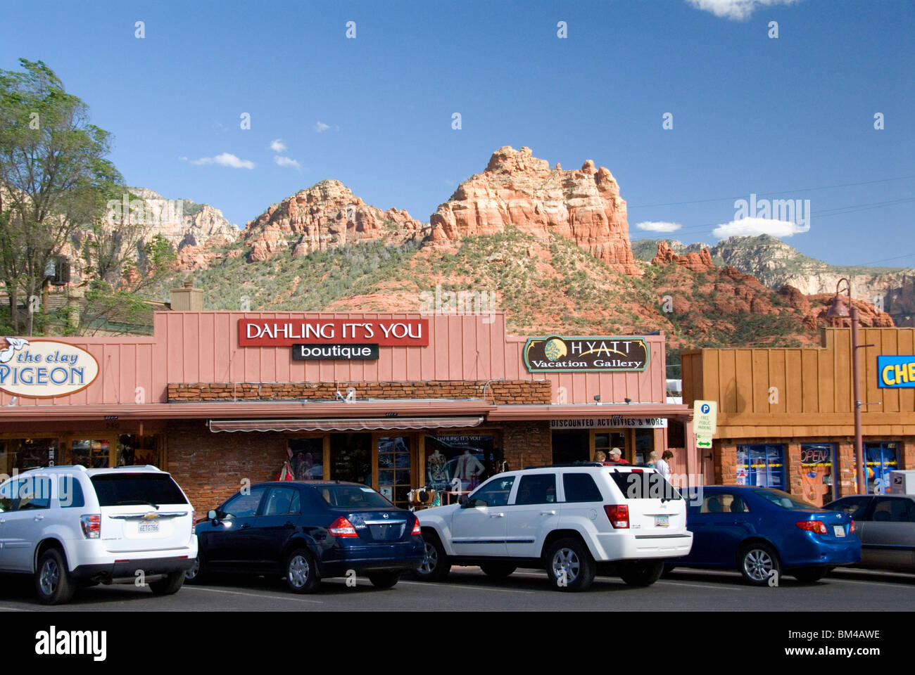 Negozi di shopping in via principale autostrada 89A attraverso la città di Sedona in Arizona USA Foto Stock