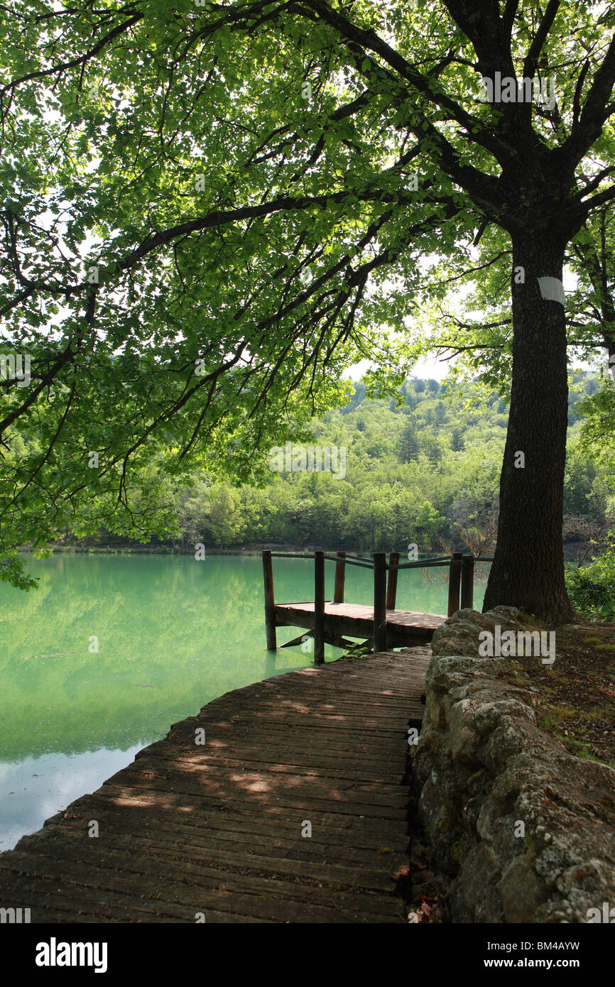 Una pacifica e tranquilla giornata al Lago Sinizio, Abruzzo, L'Aquila, Italia. Una forma favorita di nuoto e posizione Picnic in estate Foto Stock