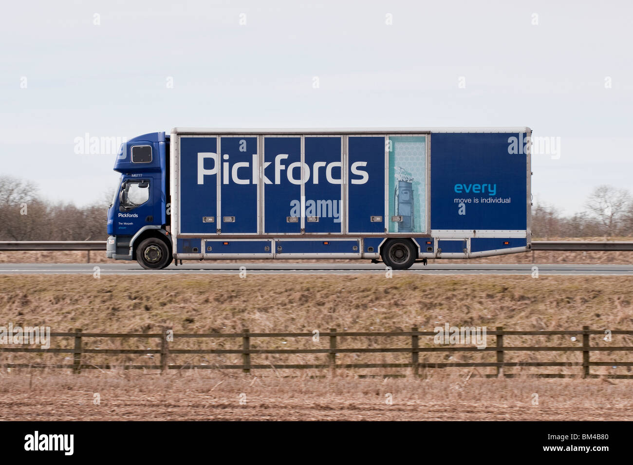 Una rimozione di Pickfords camion che viaggia lungo l'autostrada A1. Foto Stock