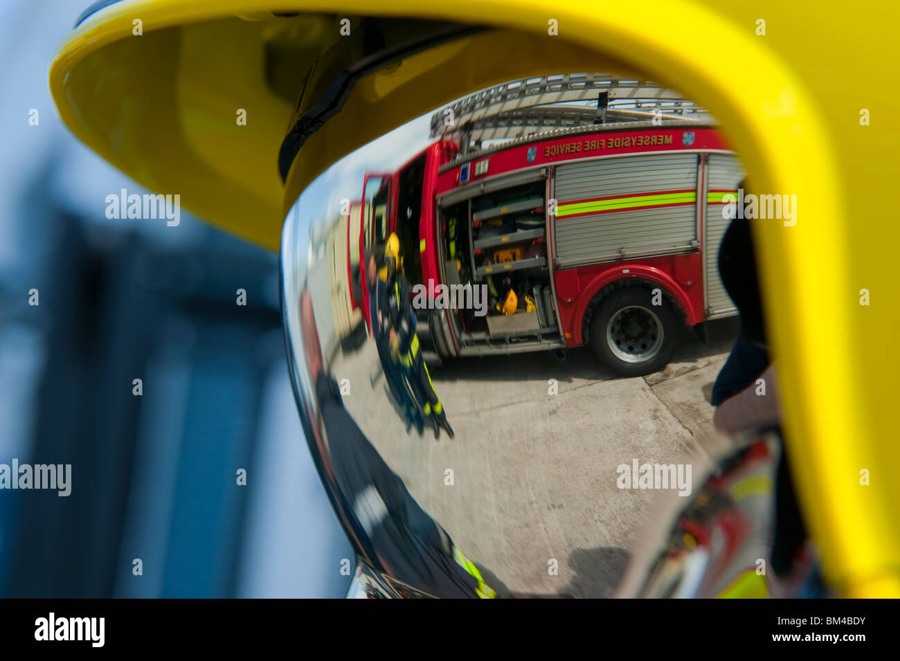 Vigile del fuoco nel casco con visiera riflettente verso il basso modello completamente rilasciato Foto Stock