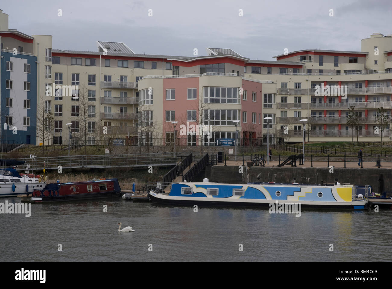 Nuovi edifici sul bordo delle acque a Bristol Docklands, Bristol England Regno Unito Foto Stock