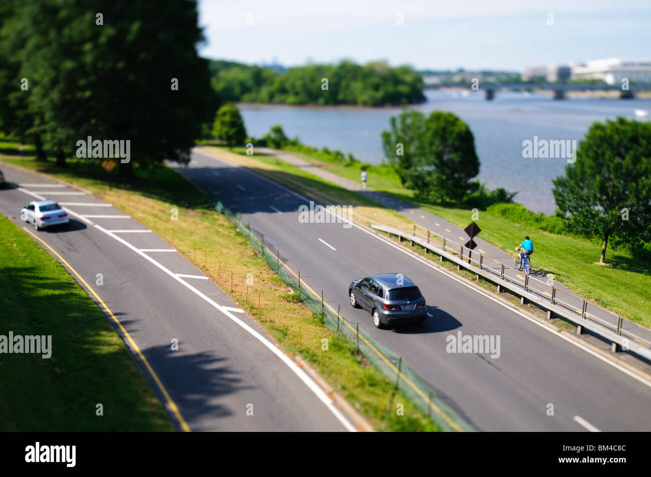 George Washington Parkway Traffic Tilt-Shift Washington DC // ARLINGTON, Virginia - il traffico sulla George Washington Parkway viene catturato utilizzando una tecnica fotografica tilt-shift, che si traduce in un campo di messa a fuoco molto stretto che conferisce alla scena un aspetto in miniatura. Foto Stock
