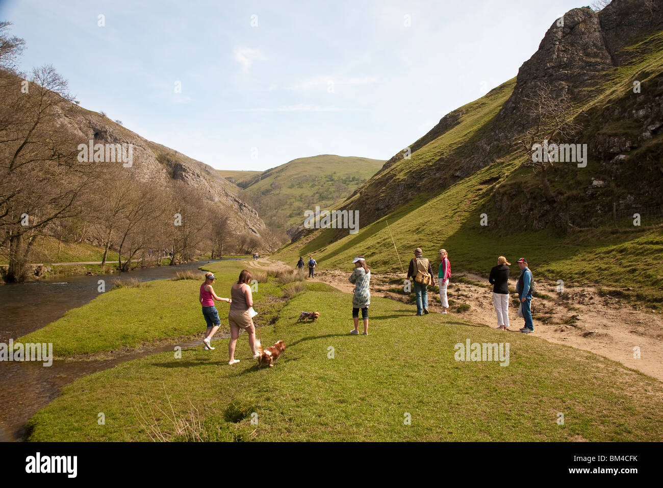 Visitatori accanto al fiume Colomba verso Milldale. Foto Stock