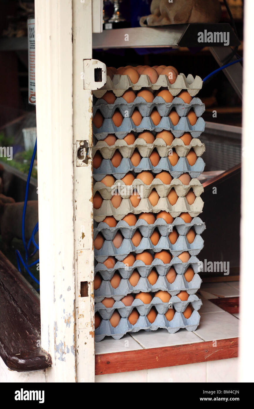 Pila di Brown Hen's uova in un negozio porta Foto Stock
