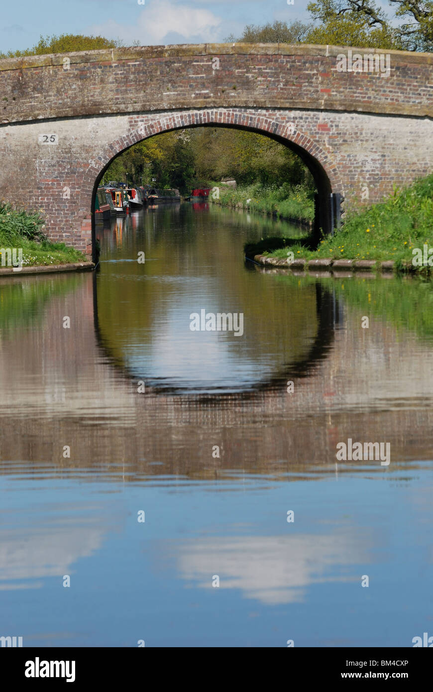 La riflessione di un ponte al di sopra del Shropshire Union Canal, Inghilterra. Foto Stock