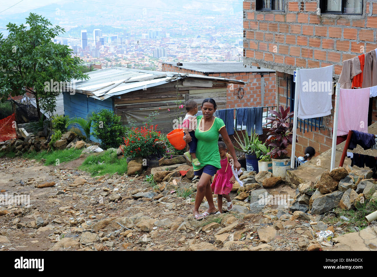 Famiglia nel povero villaggio di montagna di Medellin. Foto Stock