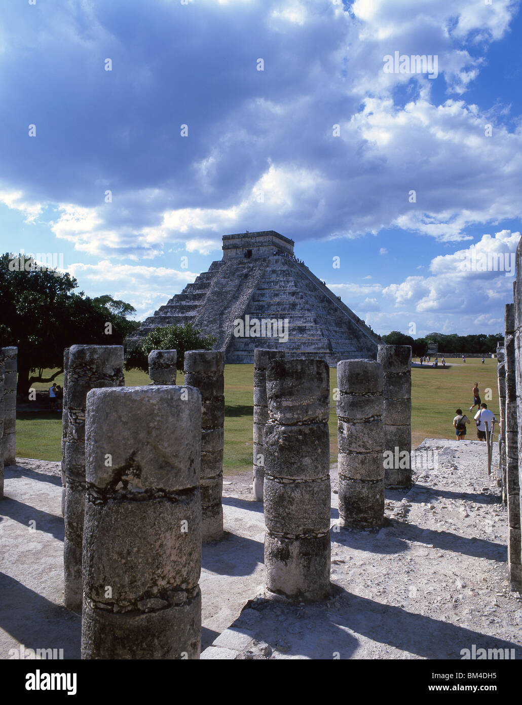 Tempio di Kukulkan dal tempio di un migliaio di guerrieri, Chichen Itza, la penisola dello Yucatan, stato dello Yucatan, Messico Foto Stock