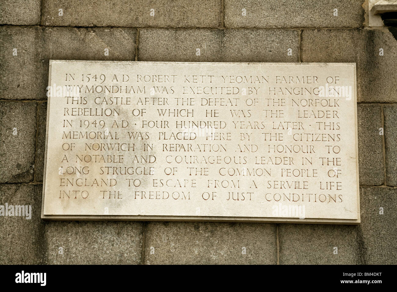 Una lapide commemorativa a Robert Kett, eseguito a Norwich Castle in 1549, Norwich Castle, Norwich, Norfolk, Regno Unito Foto Stock