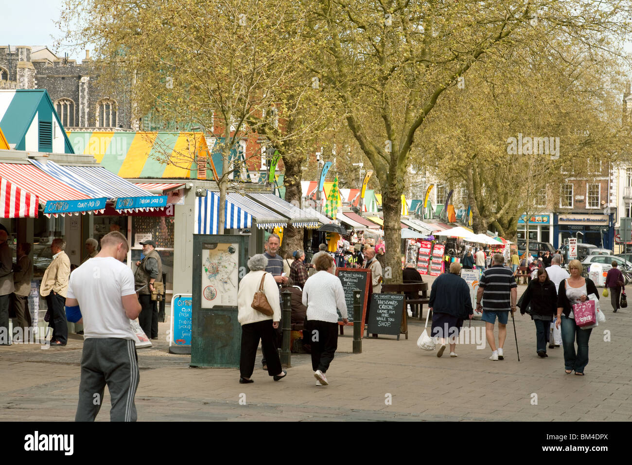 People shopping nel mercato della città di Norwich, Norfolk, Regno Unito Foto Stock